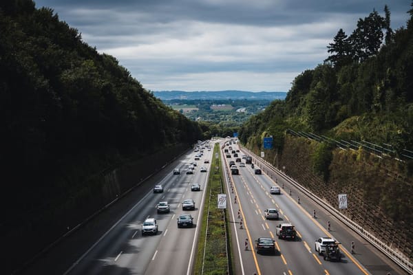 Defensive Driving Habits That Quietly Prevent Crashes
